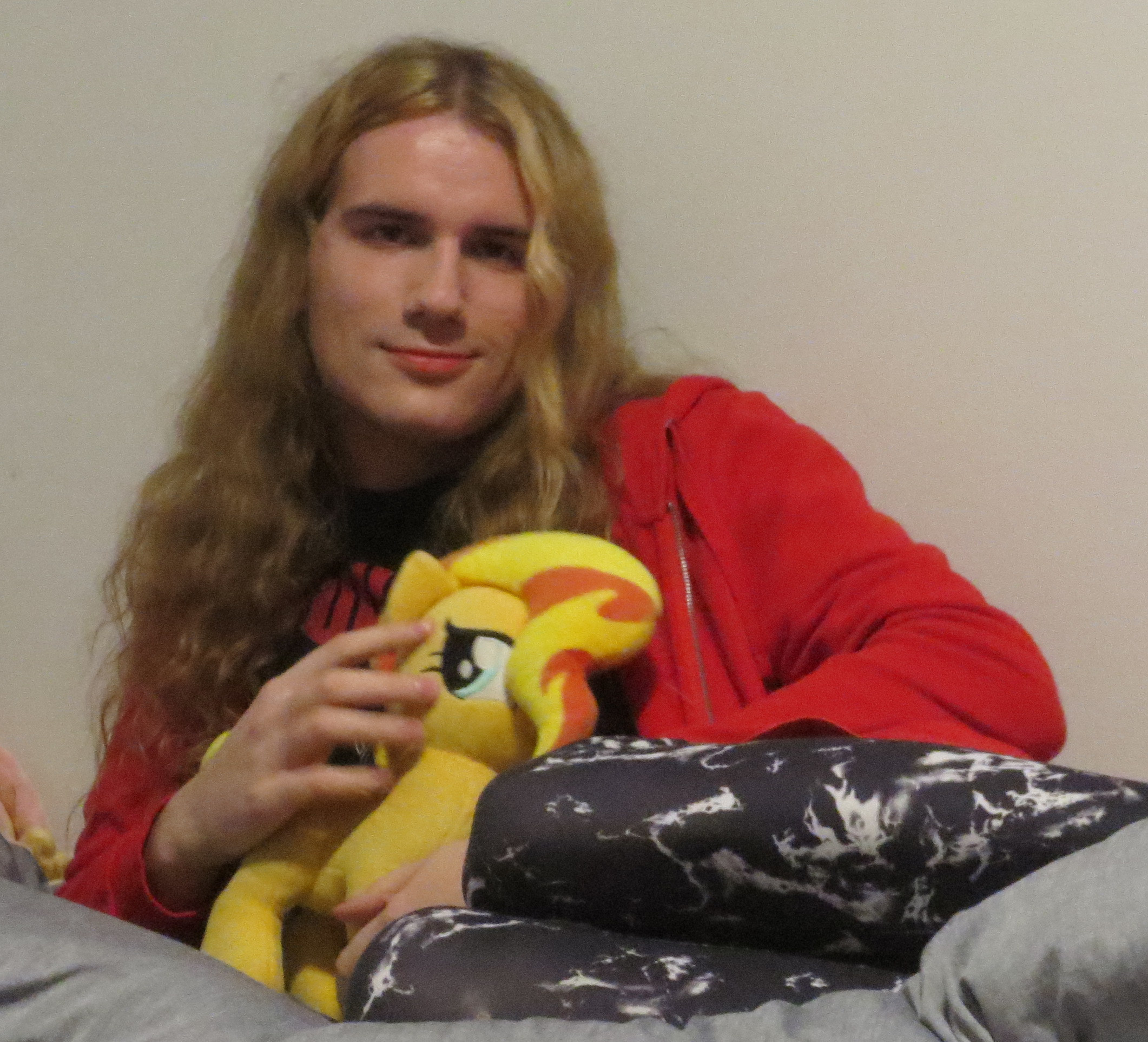 Selfie, wie ich mit einem Sunset-Shimmer-Plüschie auf dem Bett sitze